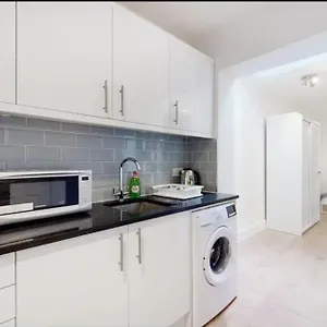 https://new-spacious-1-bed-studio-flat-in-aldgate.brighton-hotels-england.com