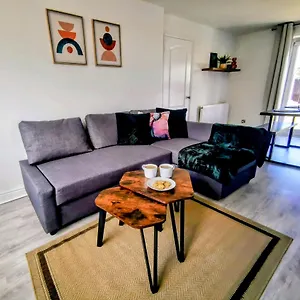 https://no-7-bright-spacious-3-bed-home-with-parking-wifi.hotelsin-chester.com